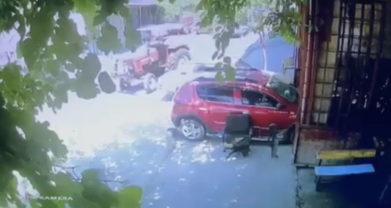 El freni çekilmeyen traktör metrelerce ilerledi, yoldan geçen sürücü durdurdu