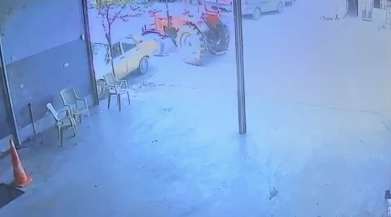 El freni çekilmeyen traktör metrelerce ilerledi, yoldan geçen sürücü durdurdu
