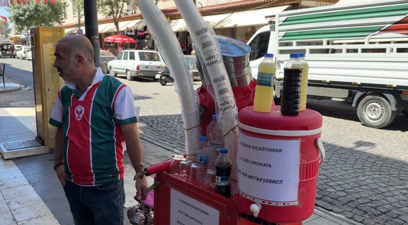 Diyarbakır sıcaklarında serinleten kurtarıcı: Meyan kökü şerbetine yoğun ilgi