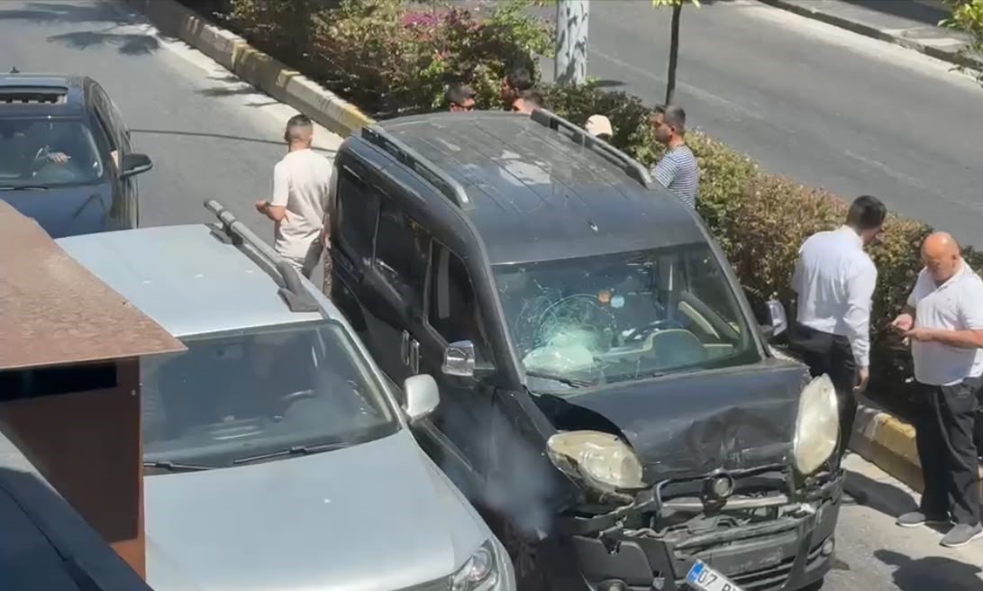 Yayaya yol veren minibüse arkadan araç çarptı, kaza anı kamerada
