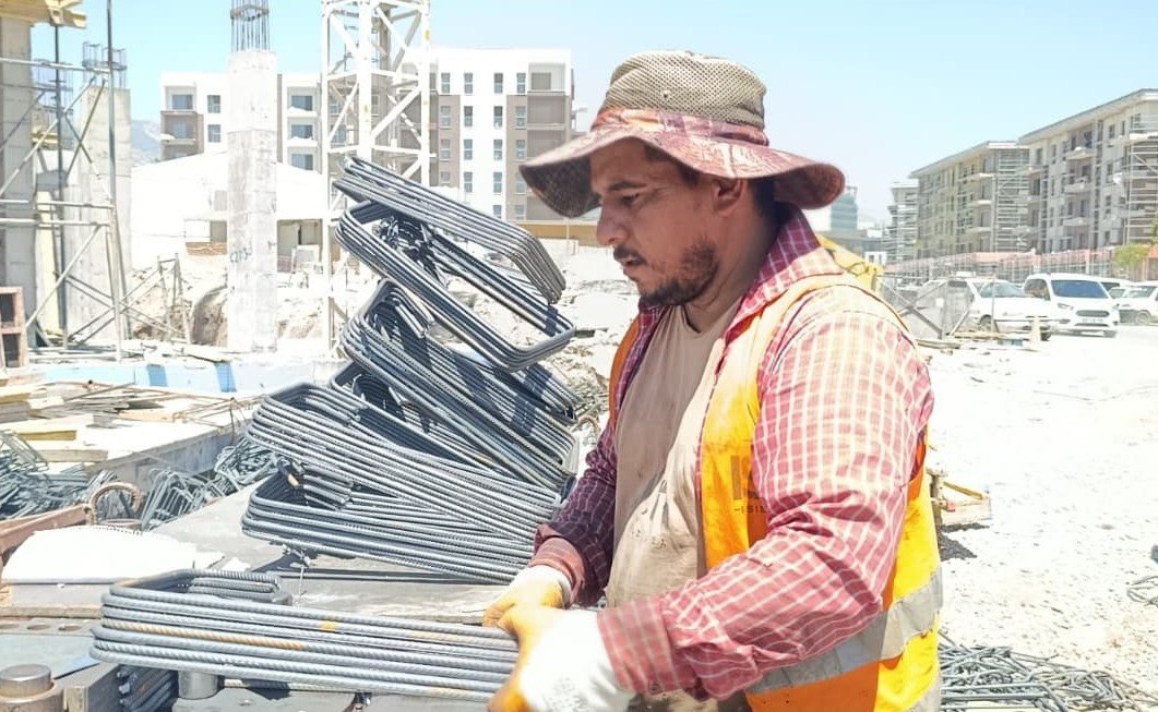 Deprem kentini kavurucu sıcaklara rağmen yeniden inşa ediyorlar