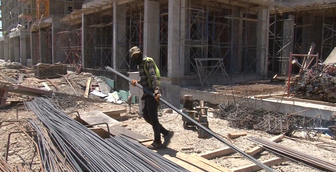 Deprem kentini kavurucu sıcaklara rağmen yeniden inşa ediyorlar
