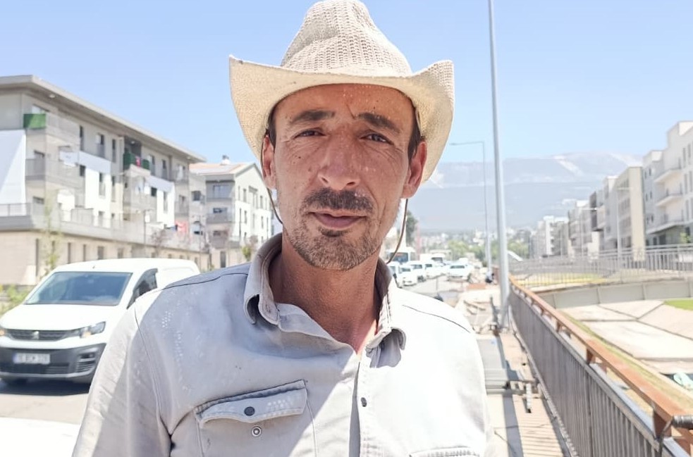 Deprem kentini kavurucu sıcaklara rağmen yeniden inşa ediyorlar