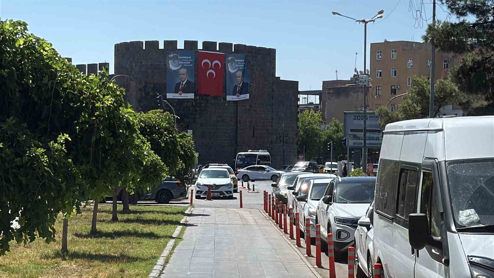 Diyarbakır surlarında MHP lideri Bahçeli’nin dev posteri asıldı, barış çağrısında bulunuldu