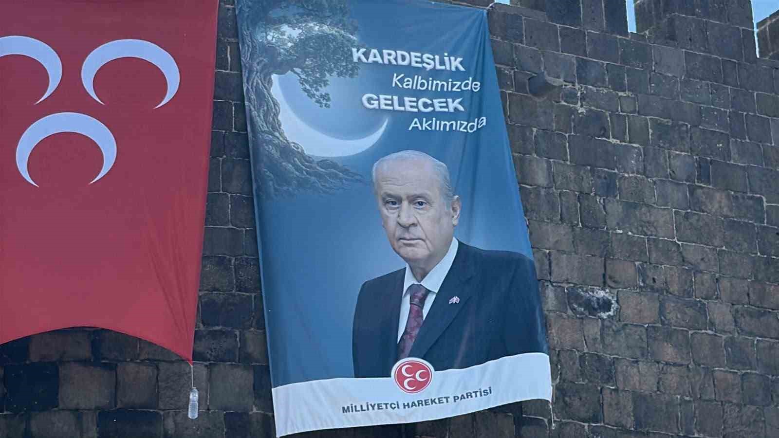 Diyarbakır surlarında MHP lideri Bahçeli’nin dev posteri asıldı, barış çağrısında bulunuldu