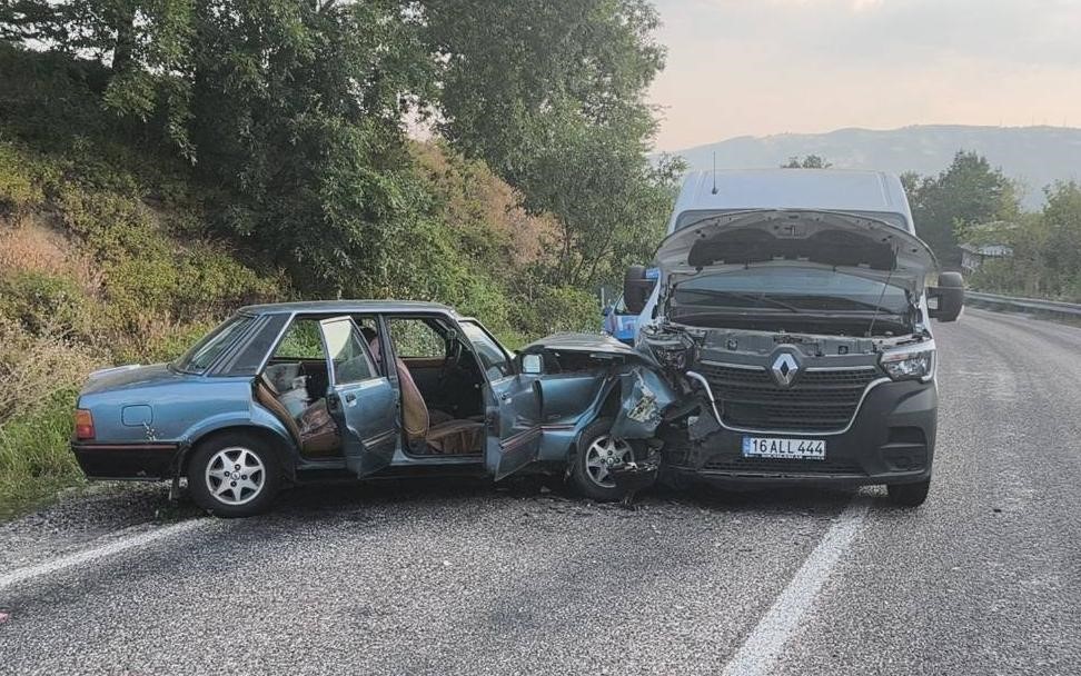Minibüs ile otomobil çarpıştı 2 yaralı