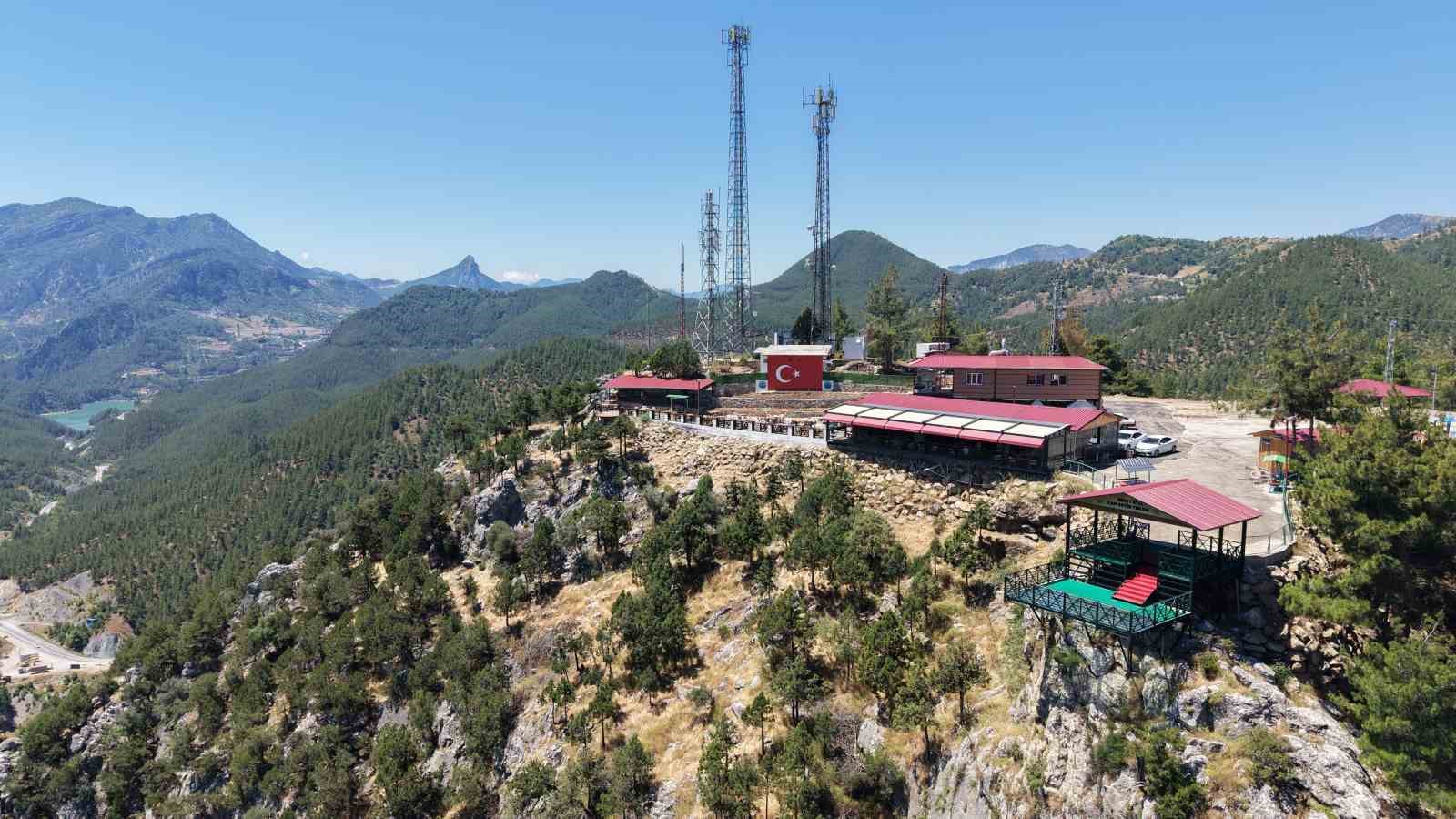 Sıcaktan bunalan Adanalılar, 800 rakımdaki cam seyir terasına akın etti