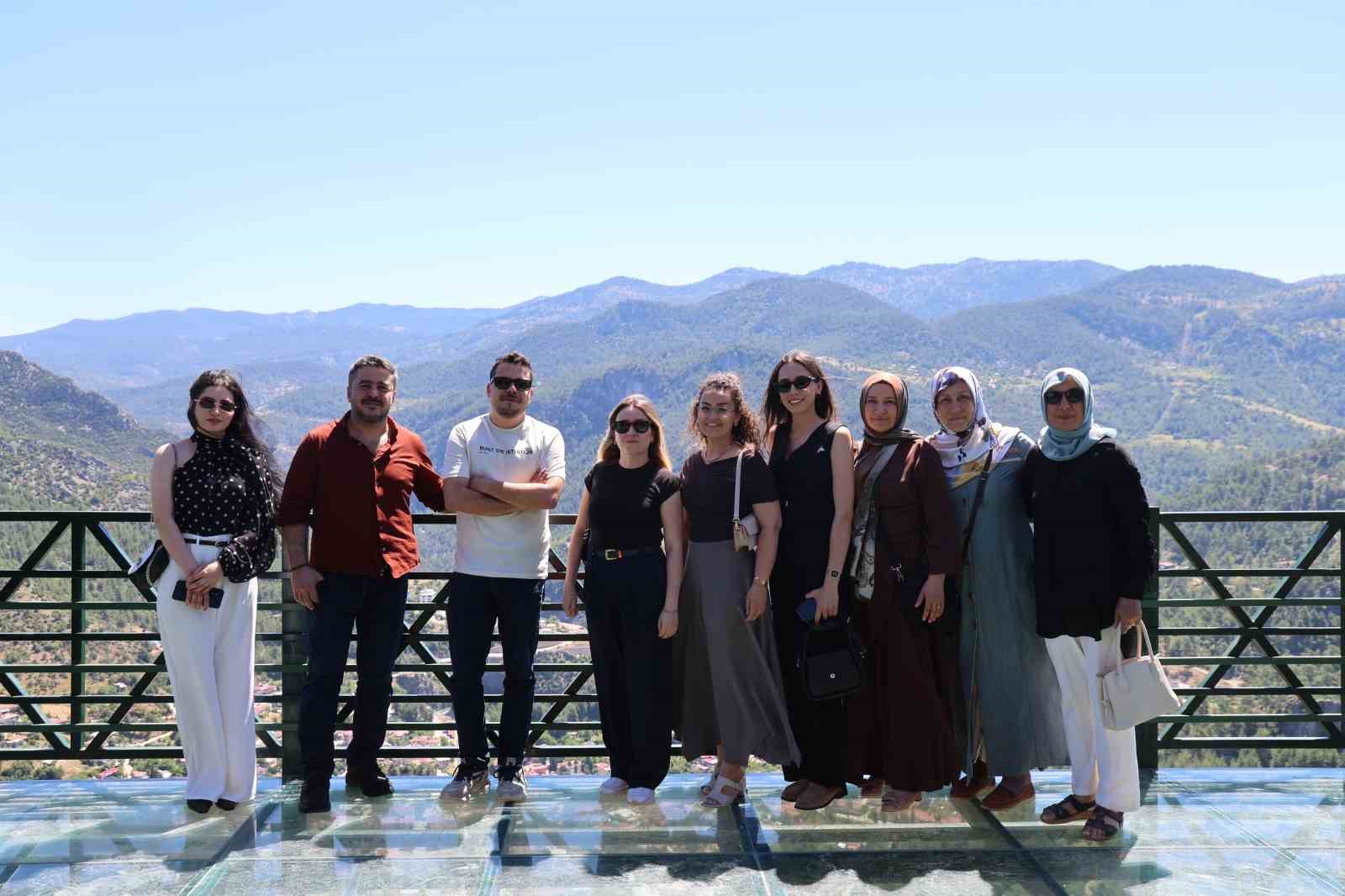 Sıcaktan bunalan Adanalılar, 800 rakımdaki cam seyir terasına akın etti