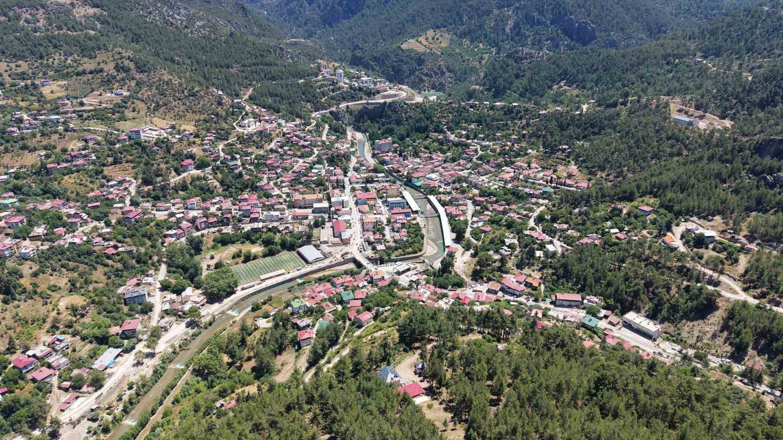 Sıcaktan bunalan Adanalılar, 800 rakımdaki cam seyir terasına akın etti
