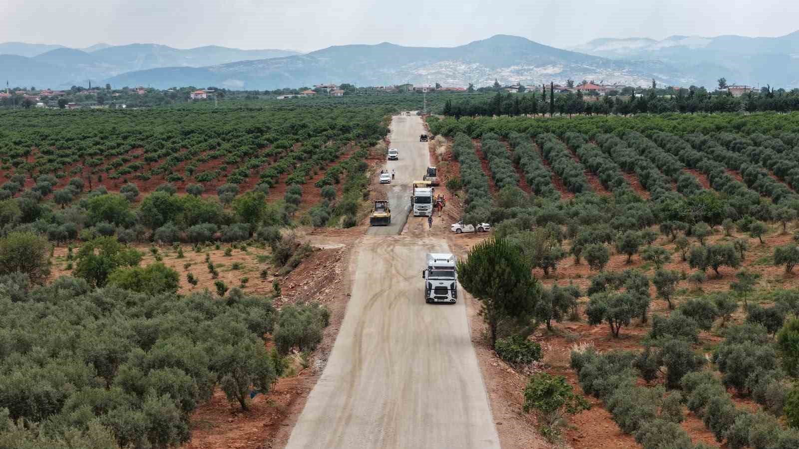 Karacasu’da 20 kilometrelik yolda sathi kaplama çalışmaları başladı