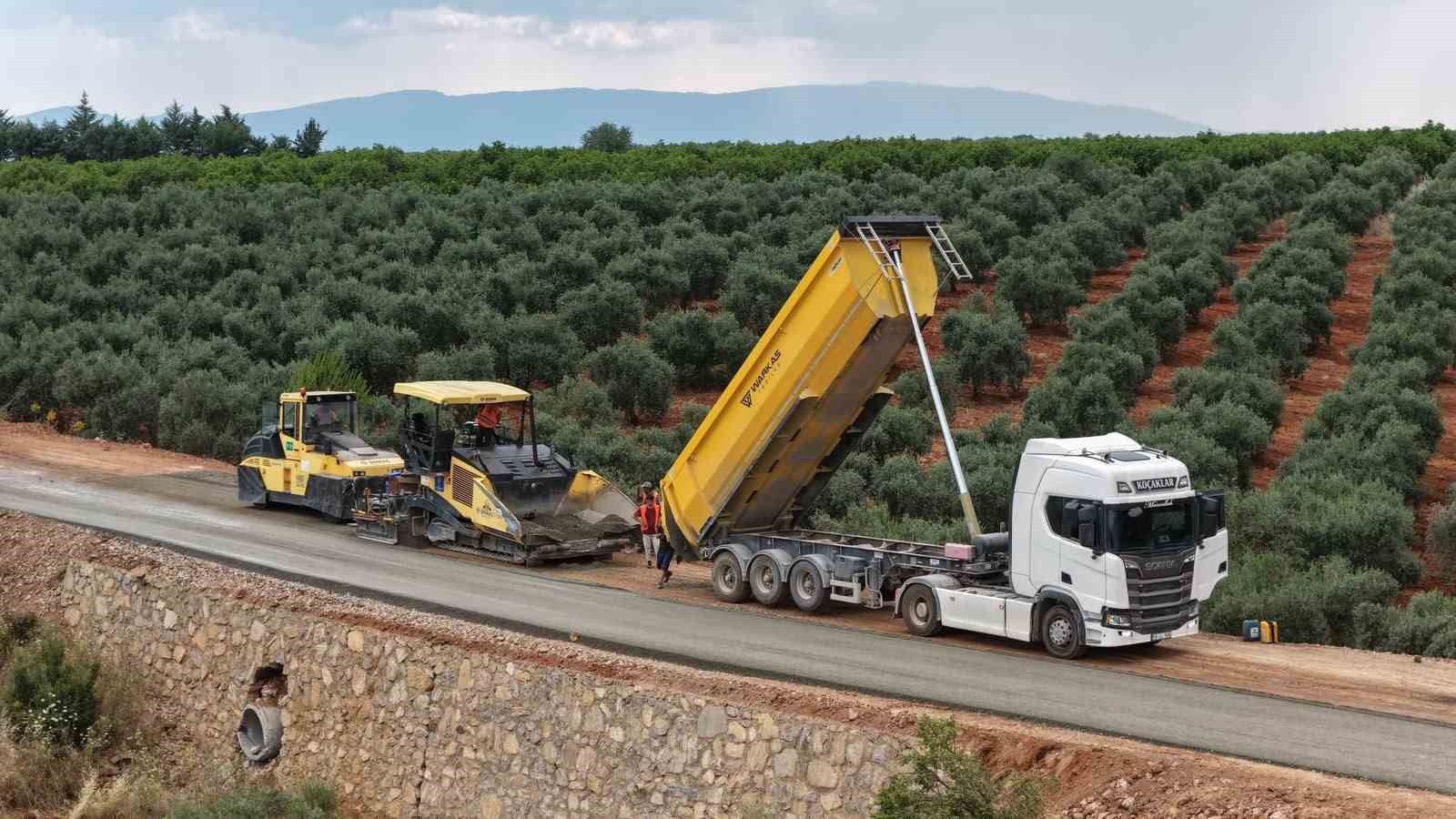 Karacasu’da 20 kilometrelik yolda sathi kaplama çalışmaları başladı