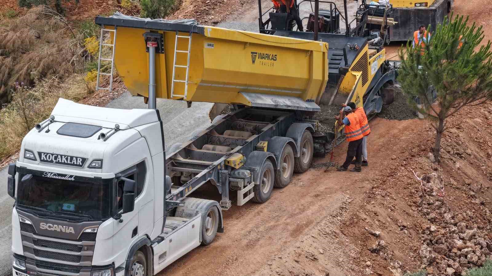 Karacasu’da 20 kilometrelik yolda sathi kaplama çalışmaları başladı