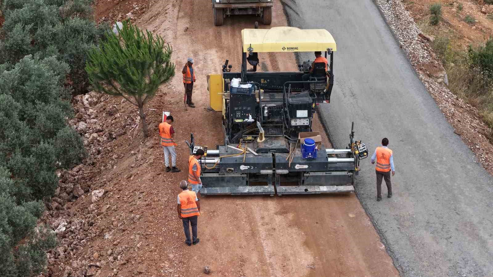 Karacasu’da 20 kilometrelik yolda sathi kaplama çalışmaları başladı