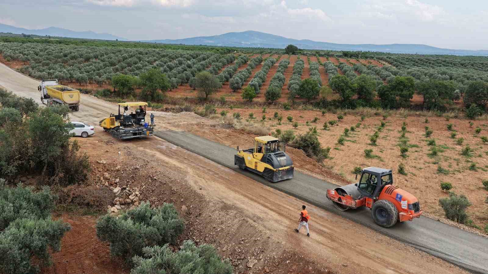 Karacasu’da 20 kilometrelik yolda sathi kaplama çalışmaları başladı