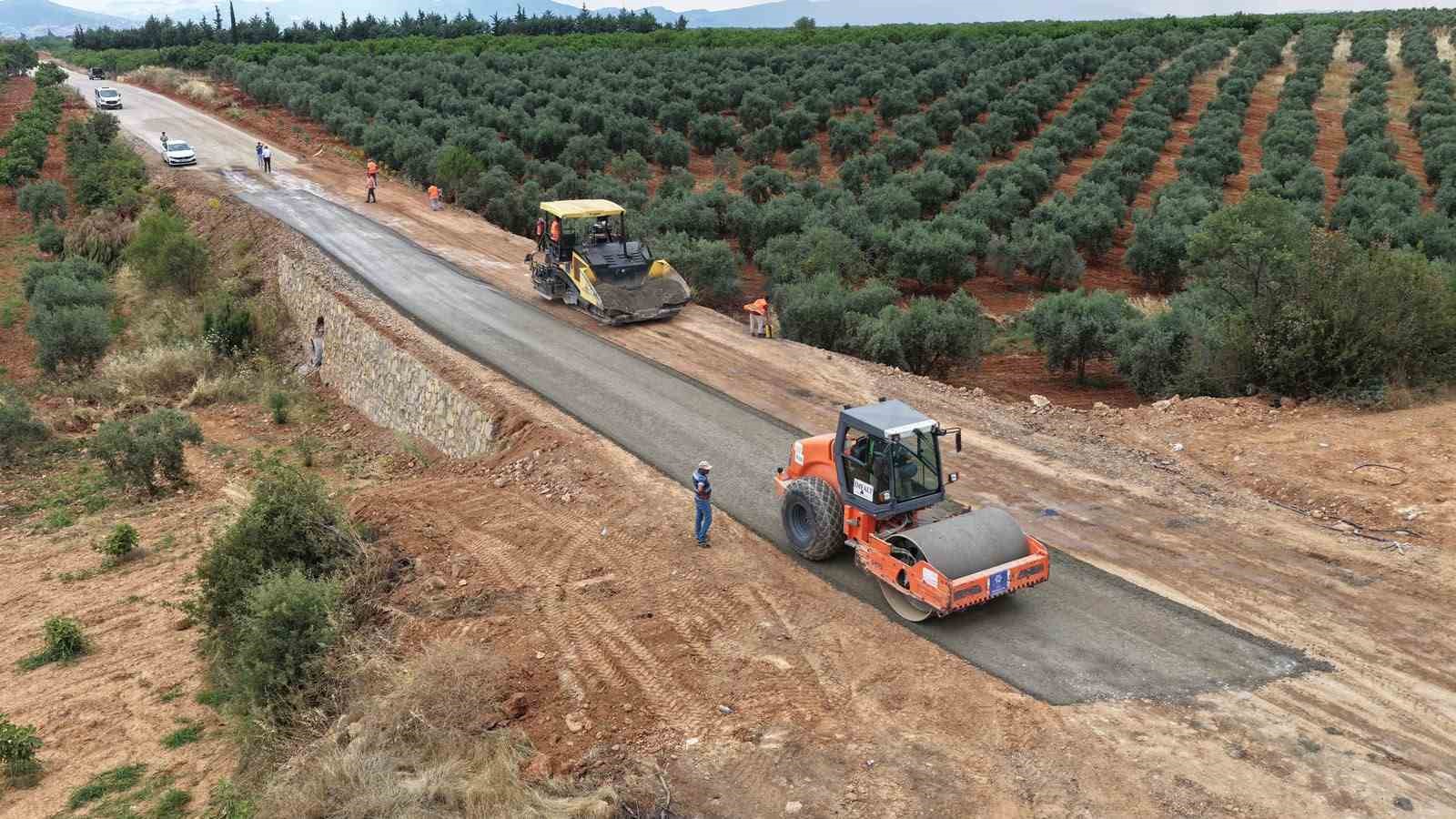Karacasu’da 20 kilometrelik yolda sathi kaplama çalışmaları başladı