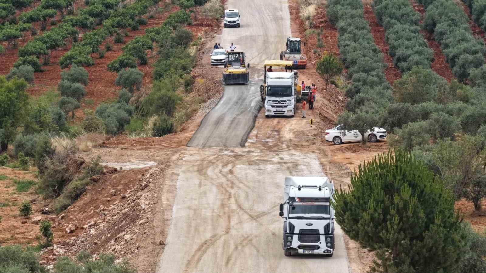 Karacasu’da 20 kilometrelik yolda sathi kaplama çalışmaları başladı