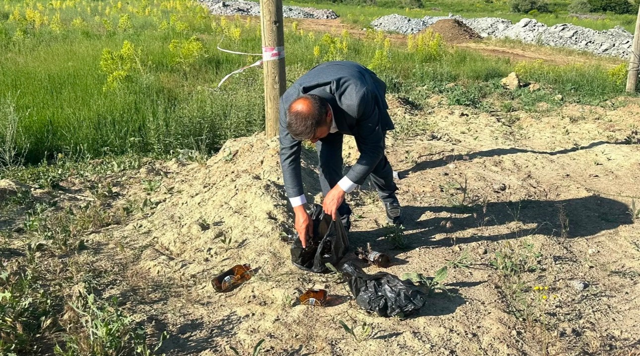 Yol kenarına atılan bira şişeleri köylüyü isyan ettirdi