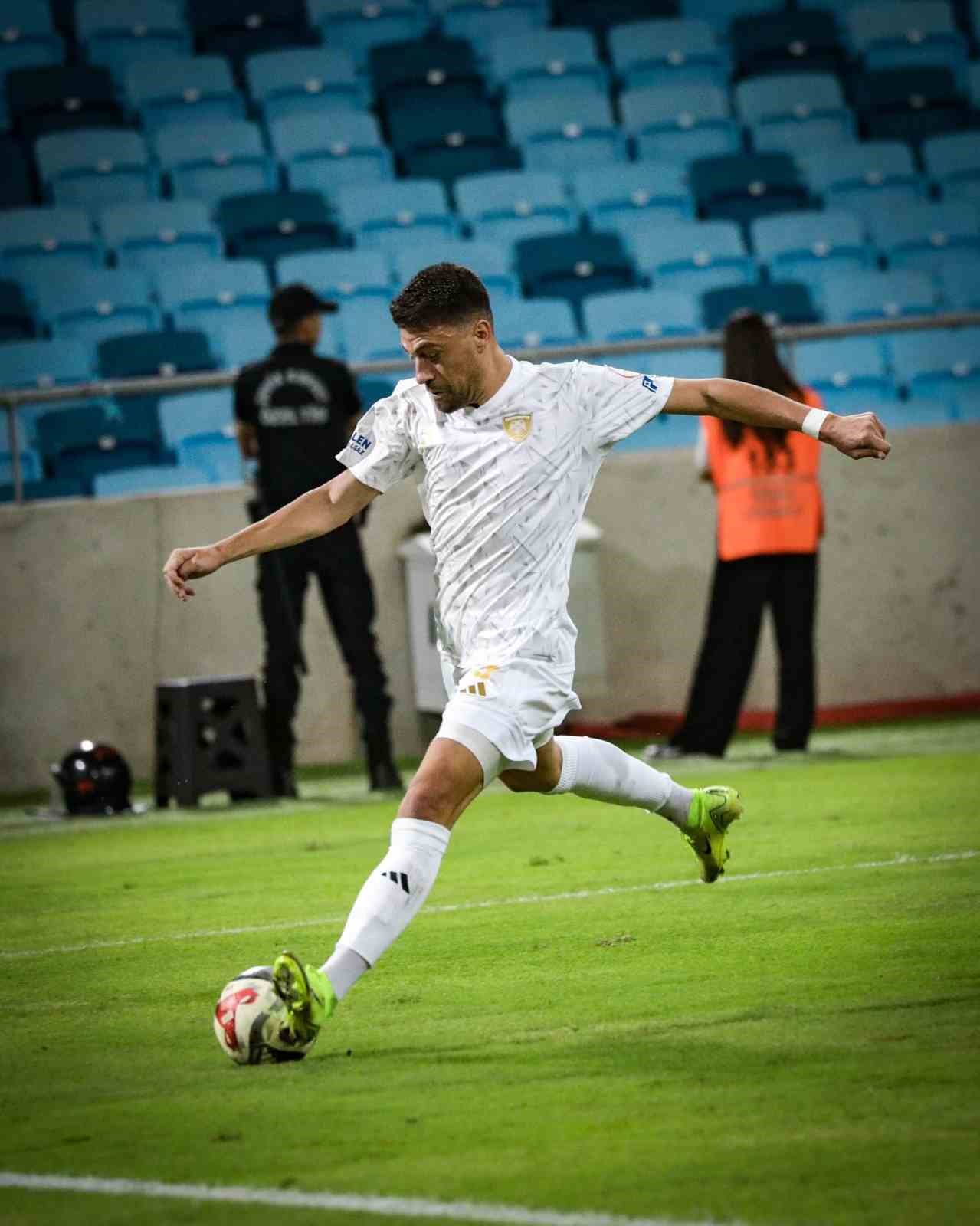Erzurumspor FK’da üç isimle yollar ayrıldı