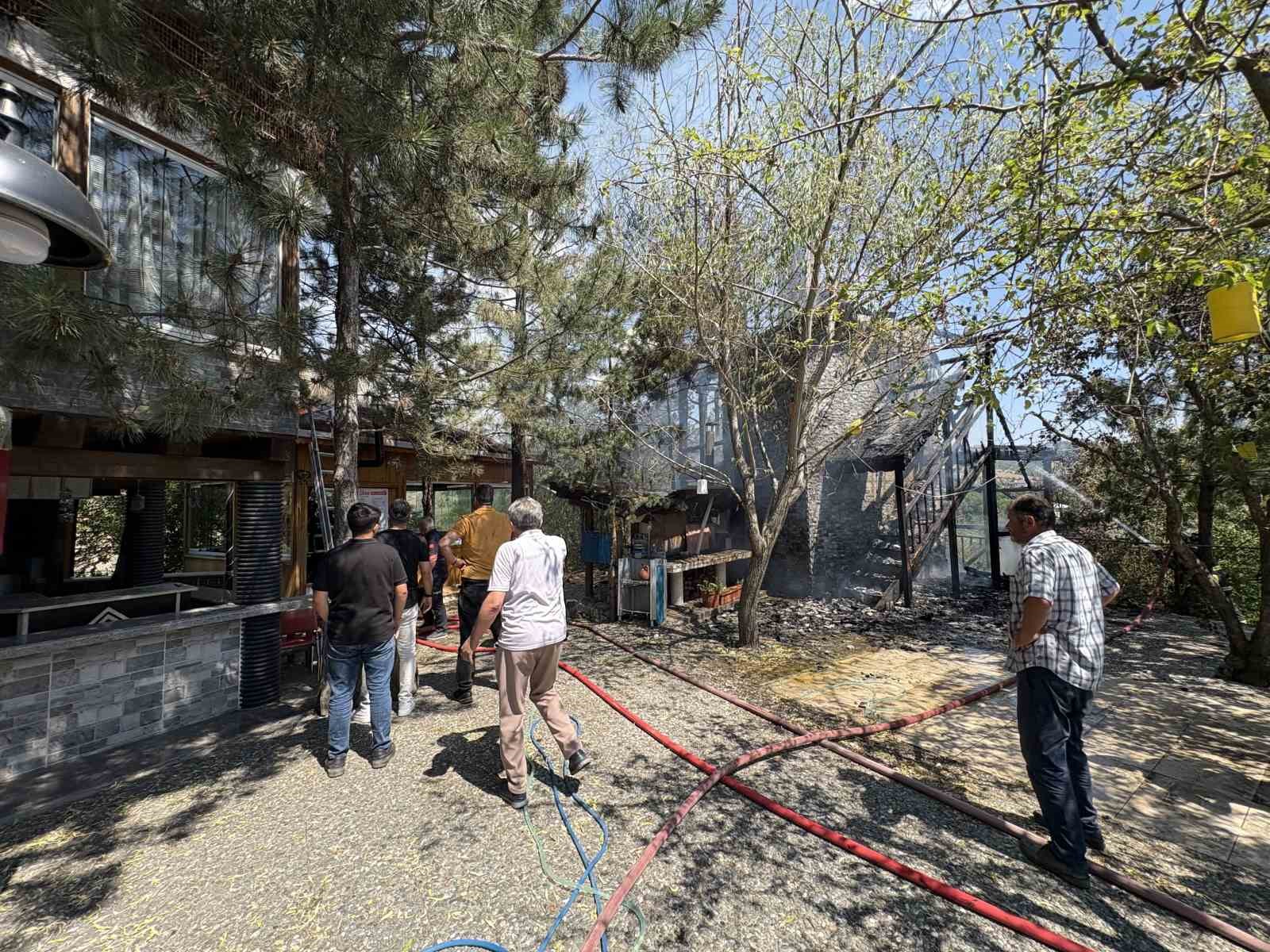 Kastamonu’da tesiste çıkan yangın ormana sıçramadan söndürüldü