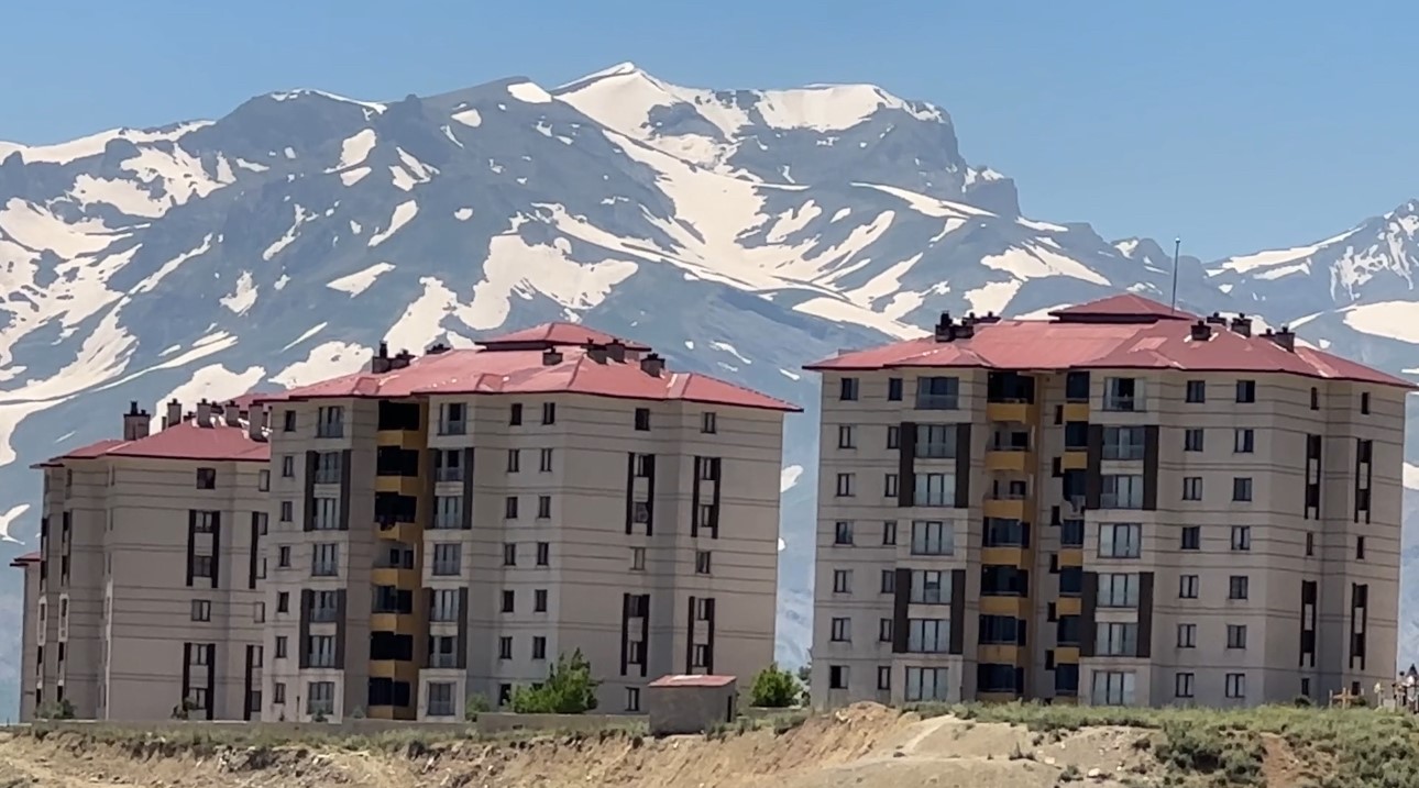 Yüksekova’nın heybetli Cilo Dağı 12 ay boyunca kar yığınlarını barındırıyor