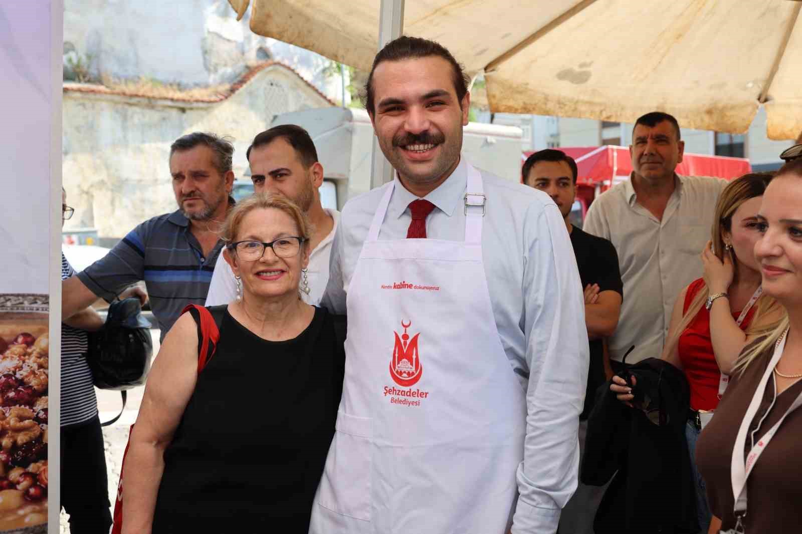 Başkan Hakan Şimşek hemşerileriyle aşure bereketini paylaştı
