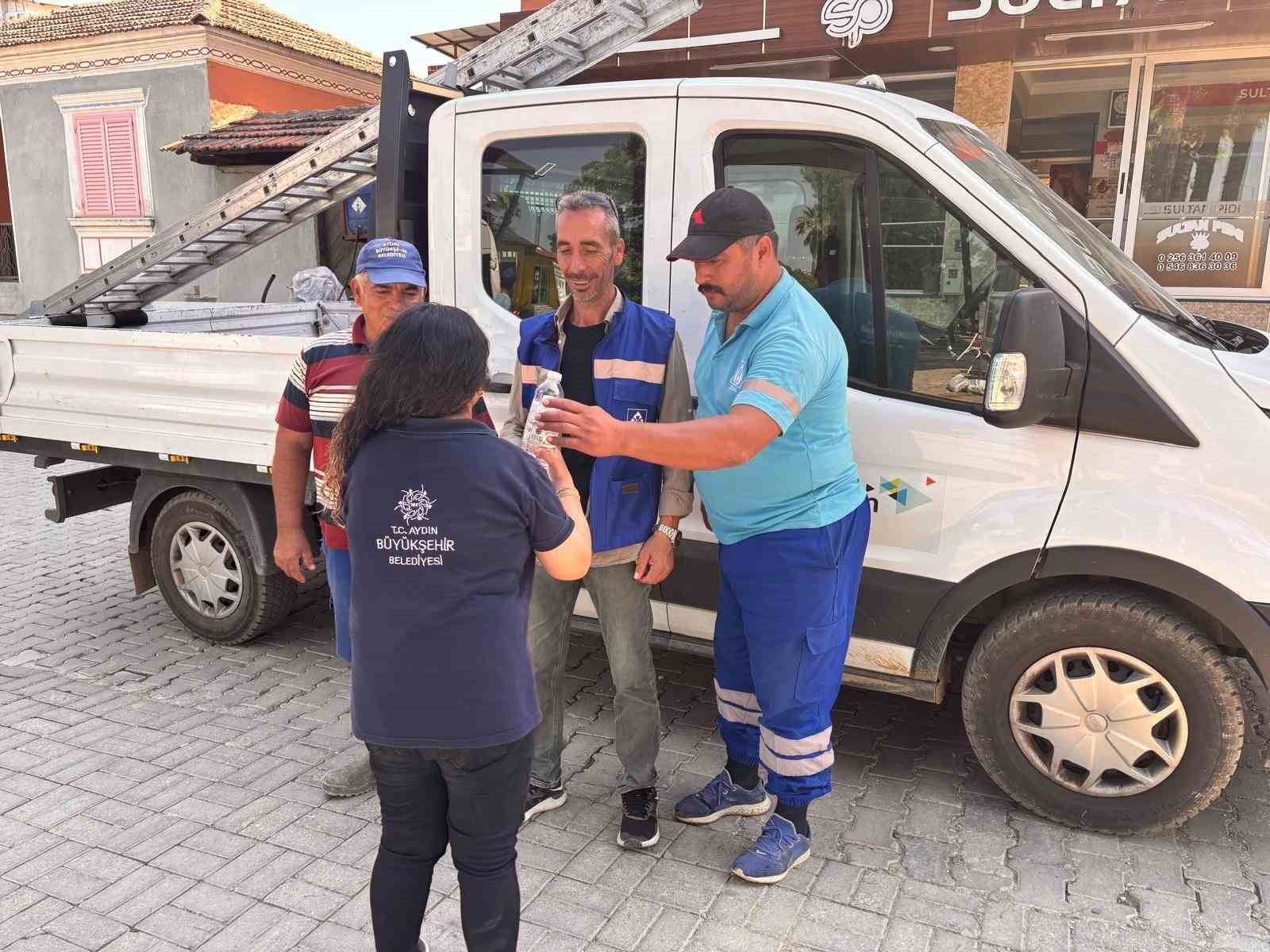 Aydın Büyükşehir ve ASKİ personellerine sıcak havada su desteği