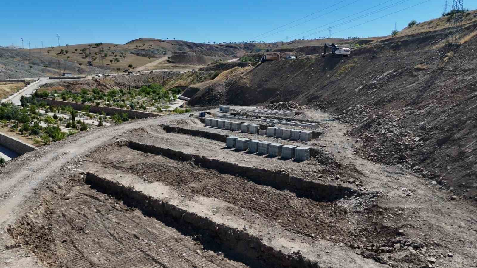 Elazığ Asri Mezarlıkta, altyapı ve çevre düzenlemeleri sürüyor