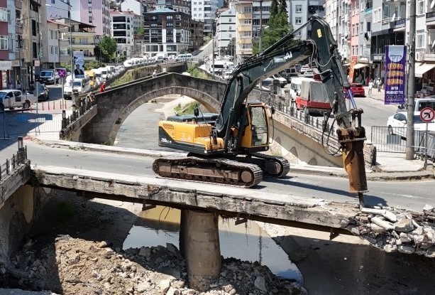 Ordu’da sağanak sonrası taşkın riski bulunan derede güvenli köprü çalışması