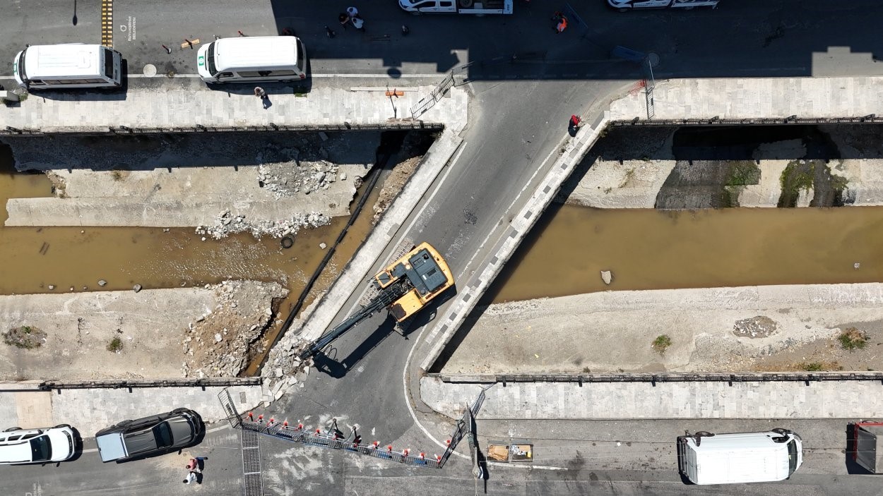 Ordu’da sağanak sonrası taşkın riski bulunan derede güvenli köprü çalışması