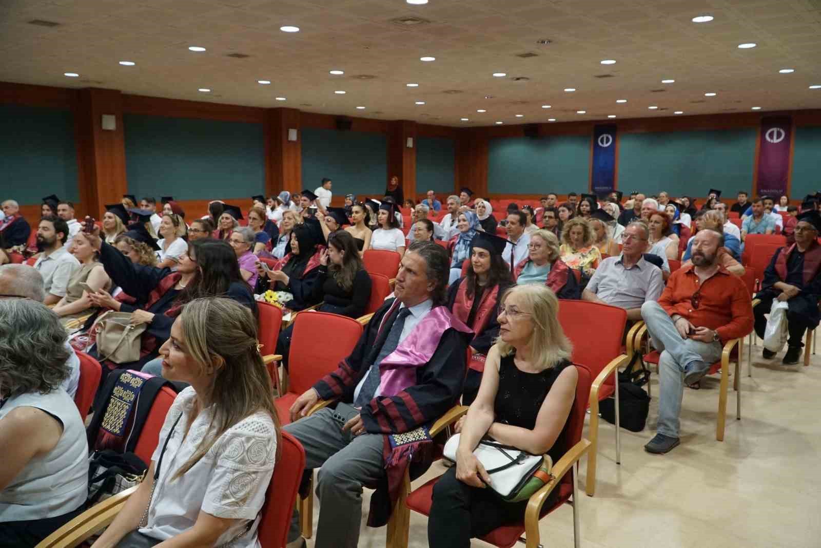 Açıköğretim Fakültesi mezunları mezuniyet coşkusunu paylaştı