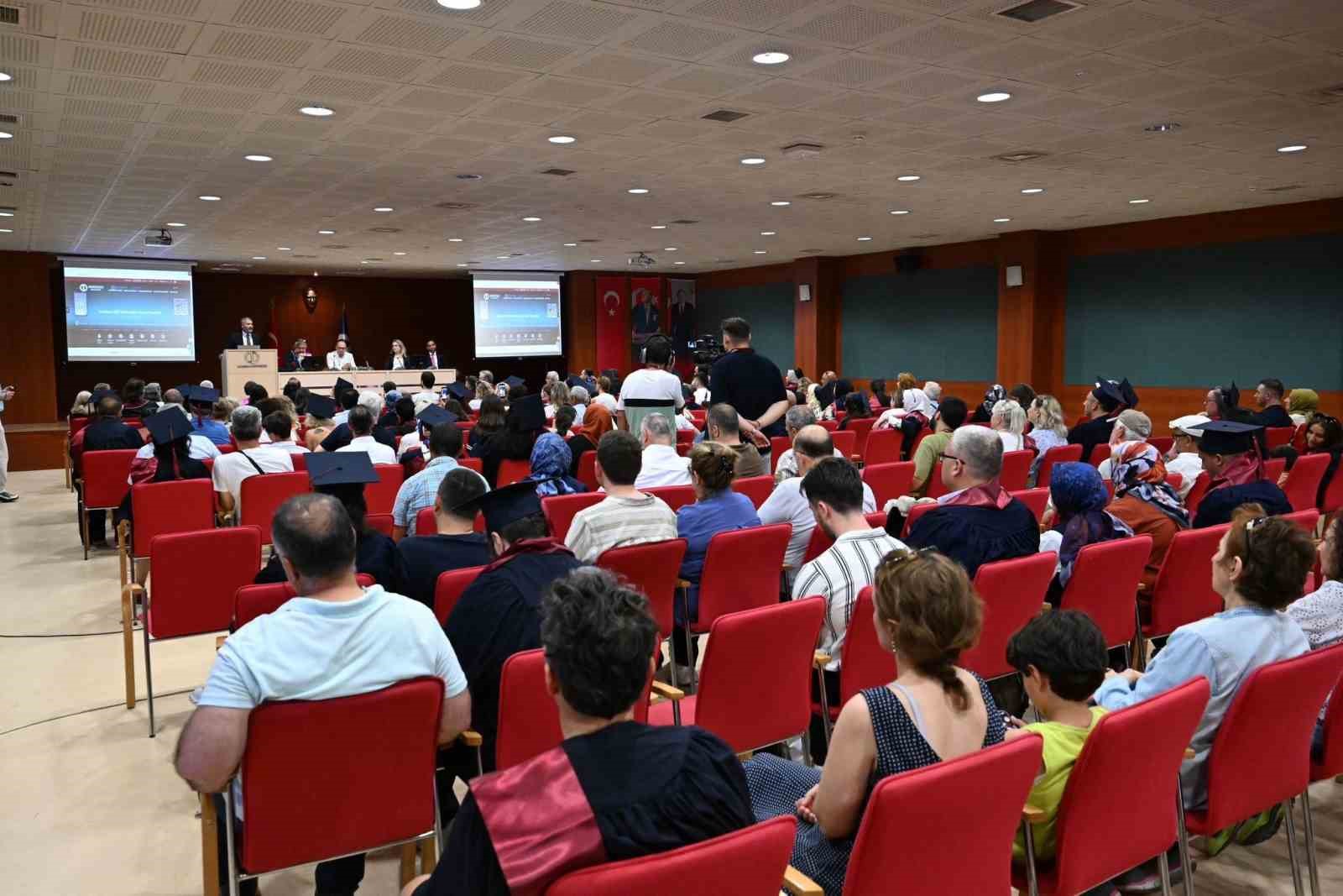 Açıköğretim Fakültesi mezunları mezuniyet coşkusunu paylaştı