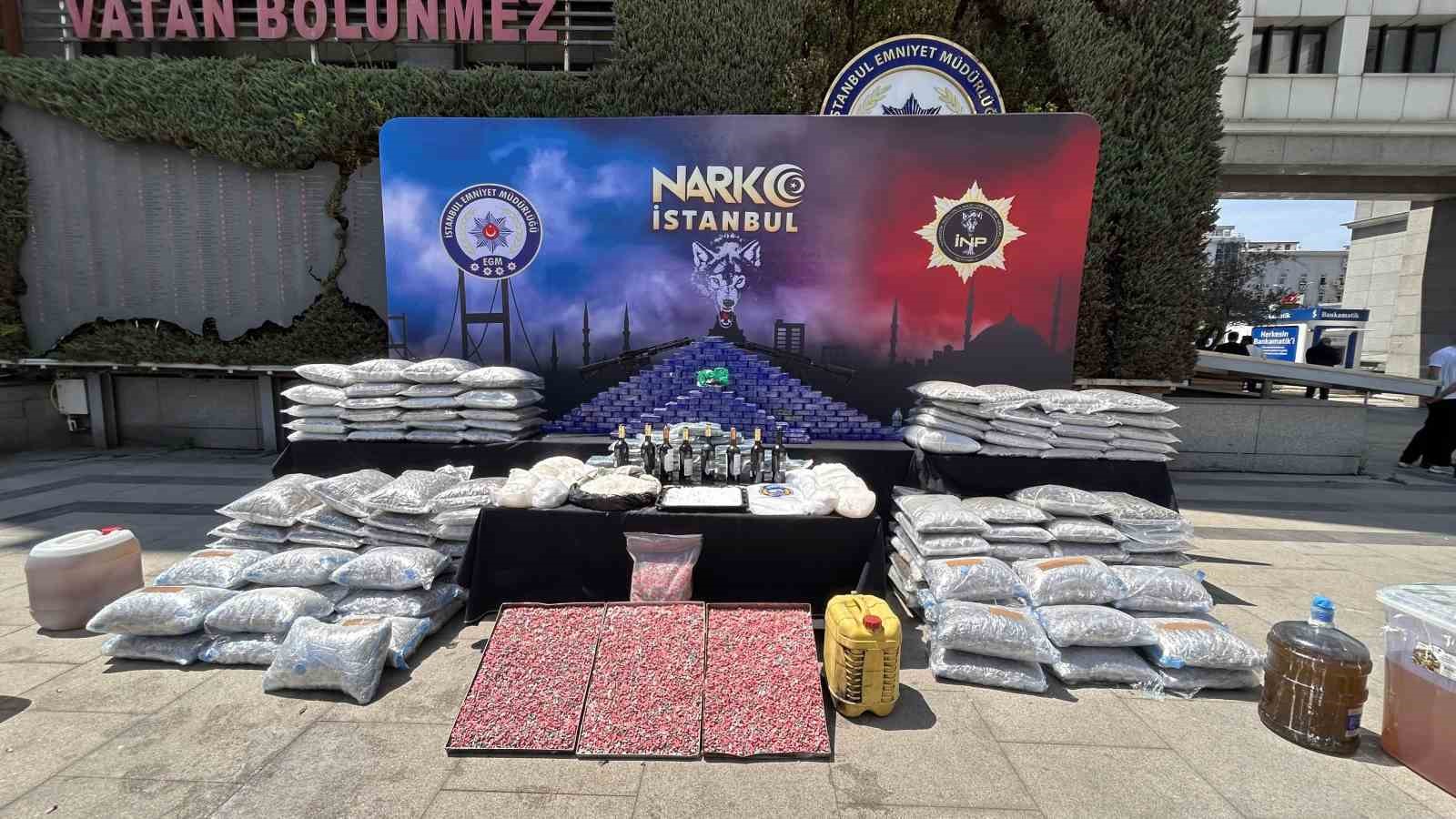 İstanbul’da son iki haftada 80 torbacı yakalandı, ele geçirilen 1 ton uyuşturucu emniyette sergilendi