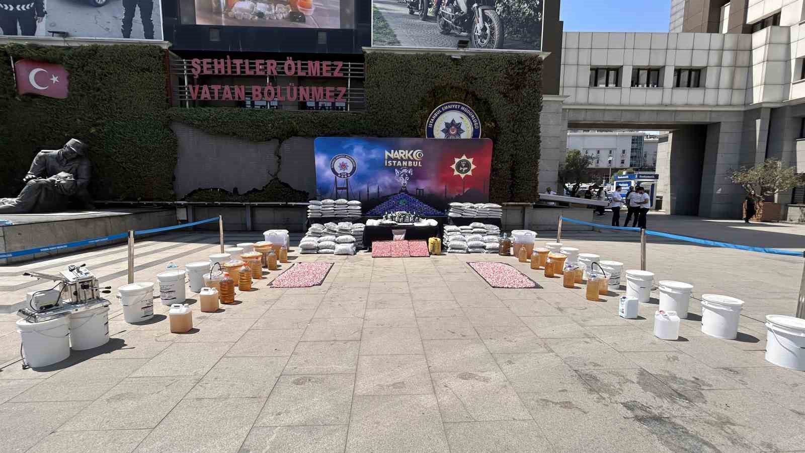 İstanbul’da son iki haftada 80 torbacı yakalandı, ele geçirilen 1 ton uyuşturucu emniyette sergilendi