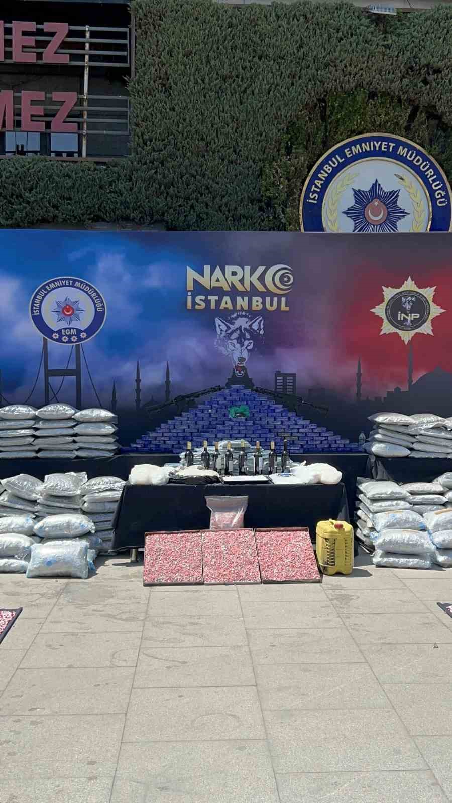 İstanbul’da son iki haftada 80 torbacı yakalandı, ele geçirilen 1 ton uyuşturucu emniyette sergilendi