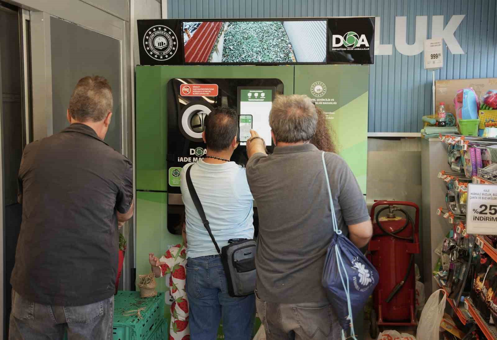 İstanbul’da ‘sıfır atık’ makinelerine vatandaşlardan yoğun ilgi