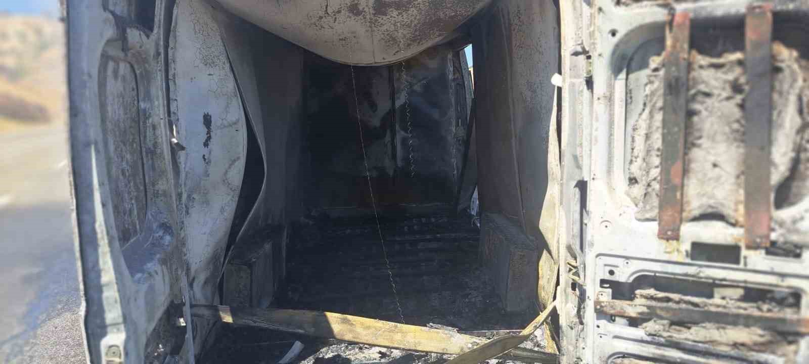 Bingöl’de klima yüklü kamyonet alev alev yandı