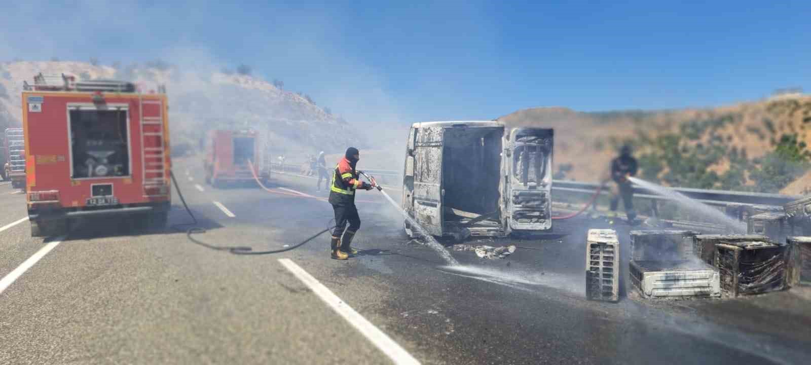 Bingöl’de klima yüklü kamyonet alev alev yandı