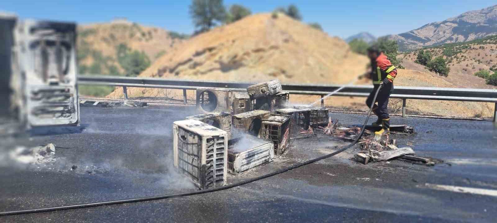 Bingöl’de klima yüklü kamyonet alev alev yandı
