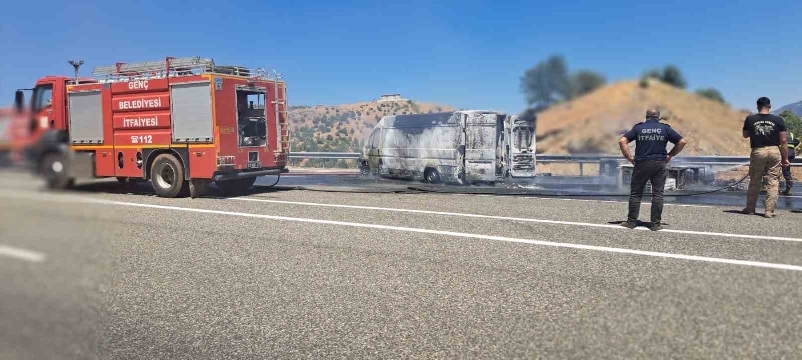 Bingöl’de klima yüklü kamyonet alev alev yandı