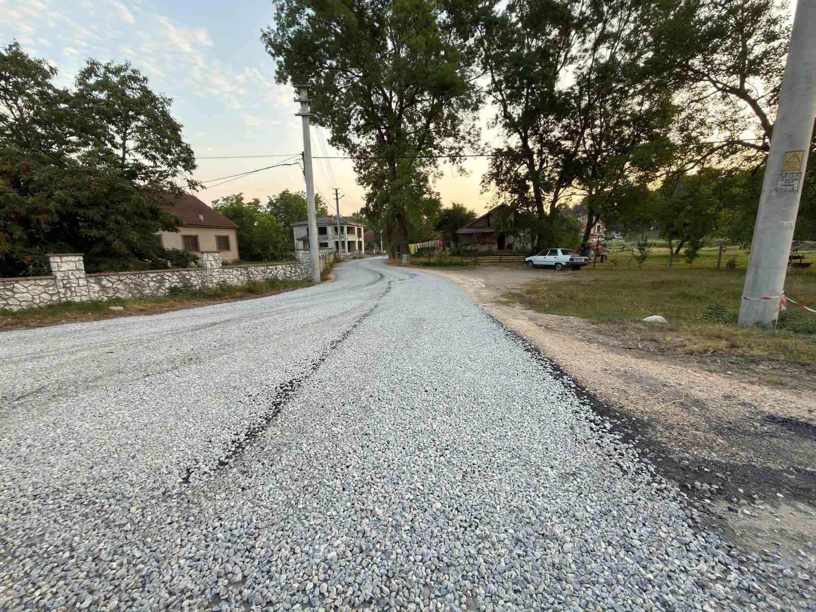 Düzce’de köylerde sathi kaplama çalışmaları tamamlanıyor