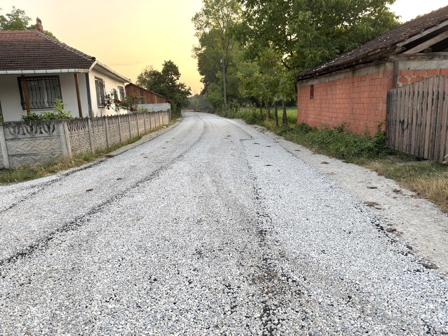 Düzce’de köylerde sathi kaplama çalışmaları tamamlanıyor