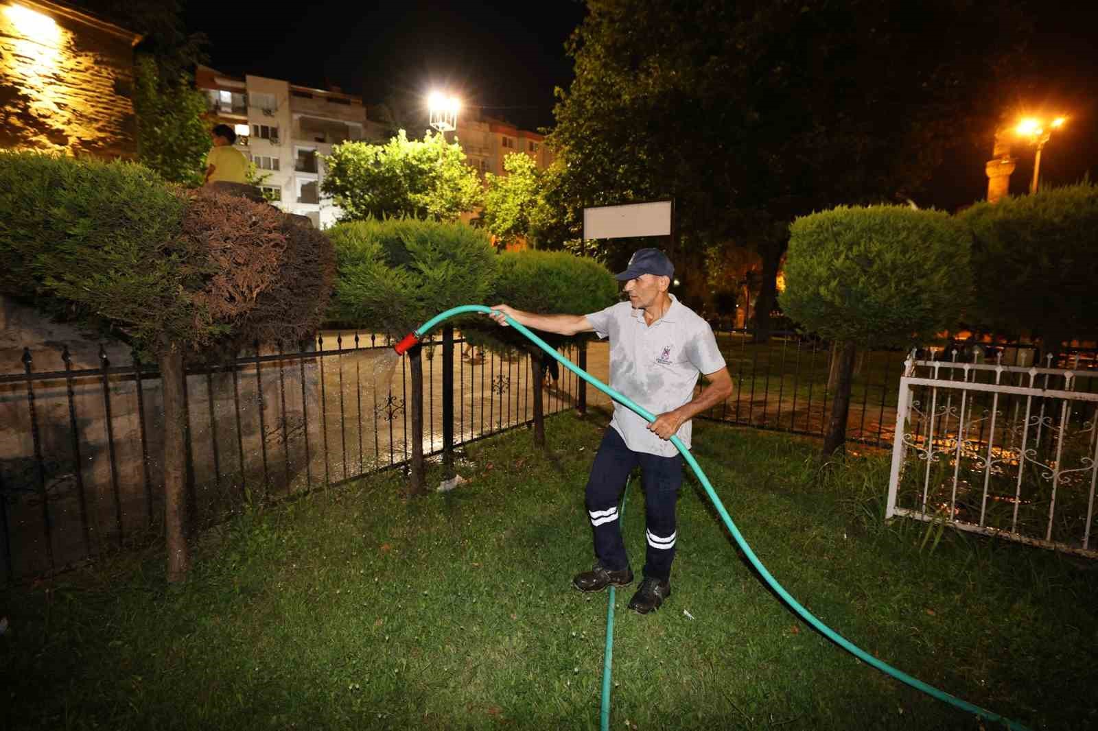 Şehzadeler’de gece sulama dönemi