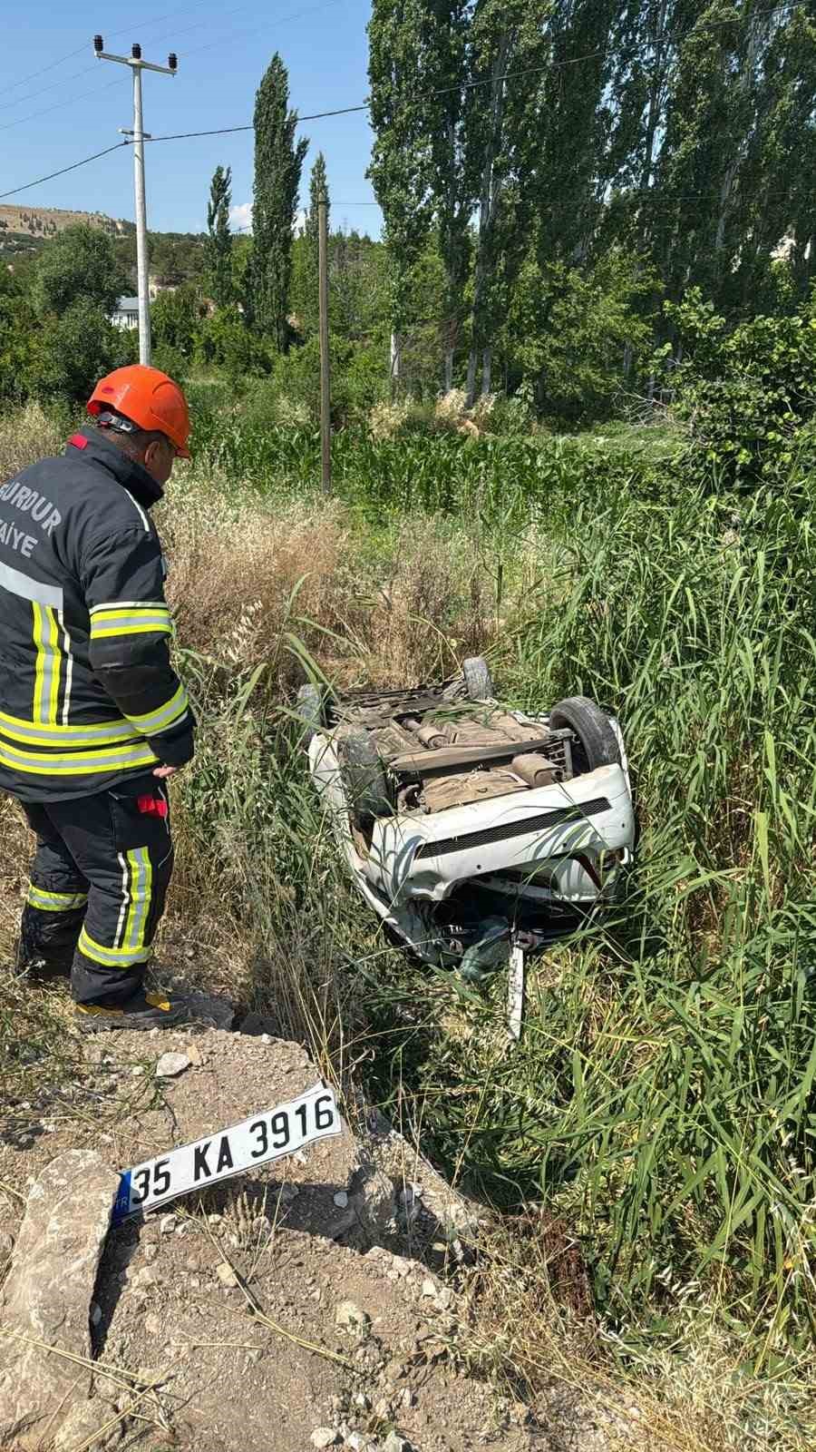 Burdur’da otomobil kanala düştü: 2 yaralı