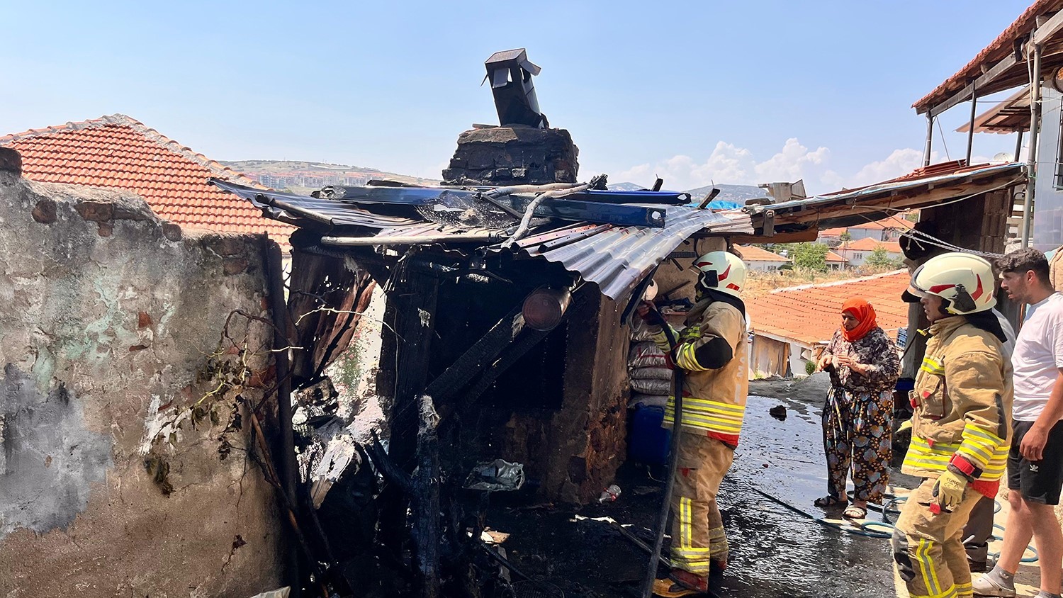 Bahçedeki fırında çıkan yangın paniğe neden oldu