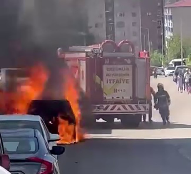 Erzurum’da otomobil alev topuna döndü