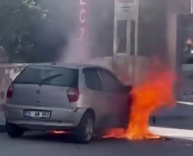 Erzurum’da otomobil alev topuna döndü