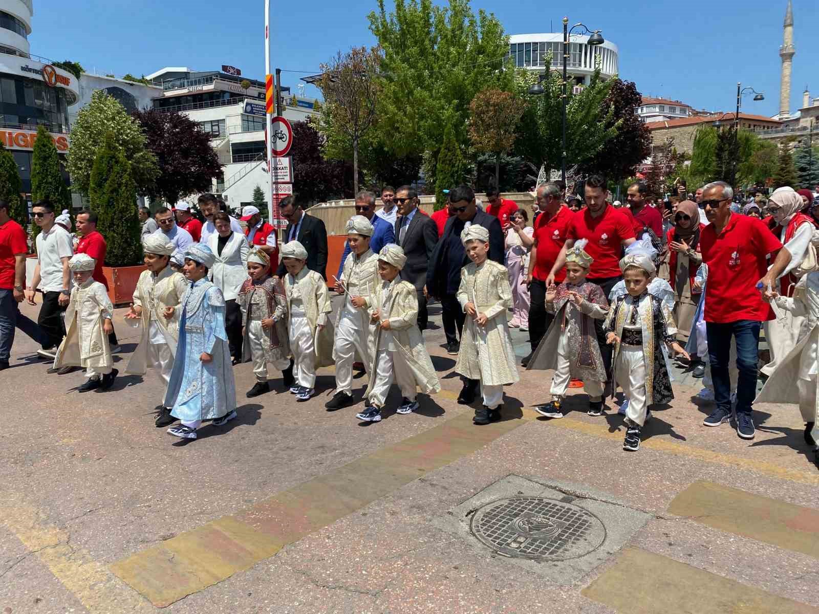Bolu’da sünnet şöleni coşkusu: İzzet Baysal Caddesi’nde mehterli yürüyüş