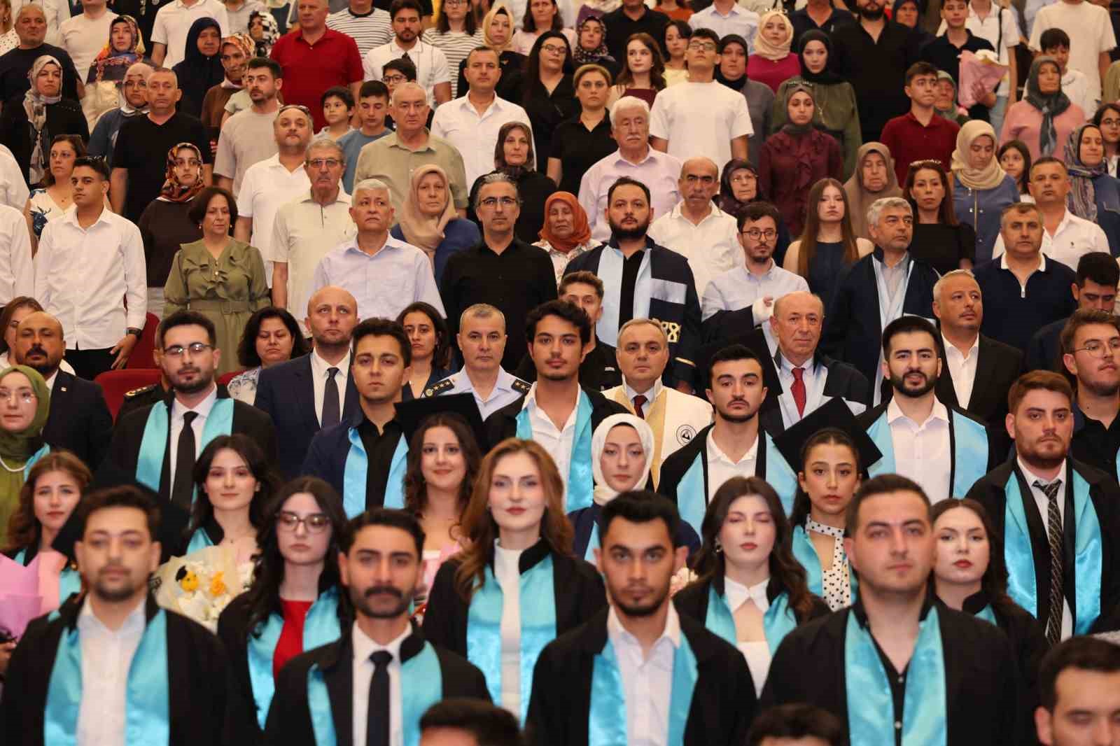 ERÜ Havacılık ve Uzay Bilimleri Fakültesi’nde mezuniyet sevinci