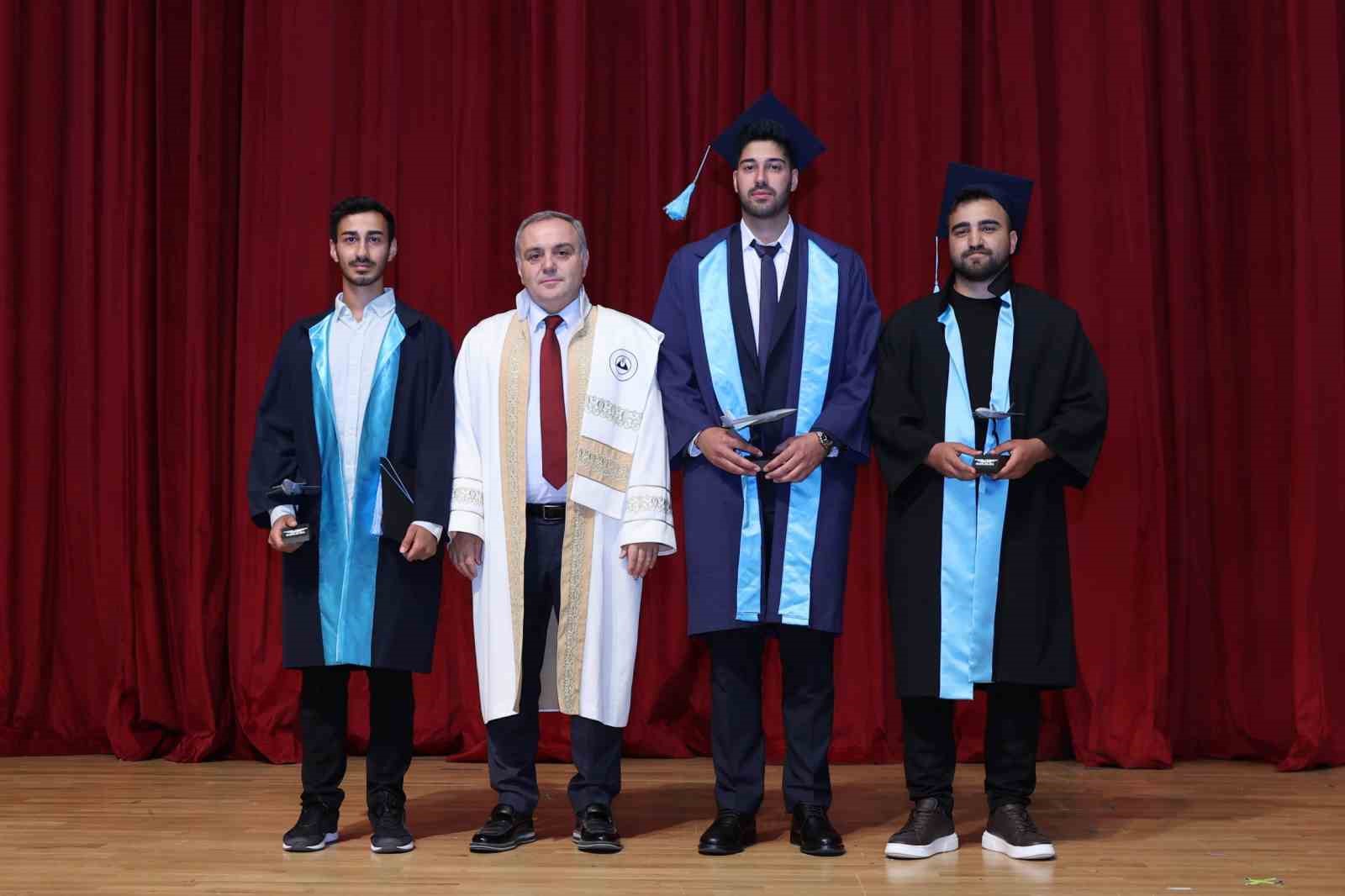 ERÜ Havacılık ve Uzay Bilimleri Fakültesi’nde mezuniyet sevinci