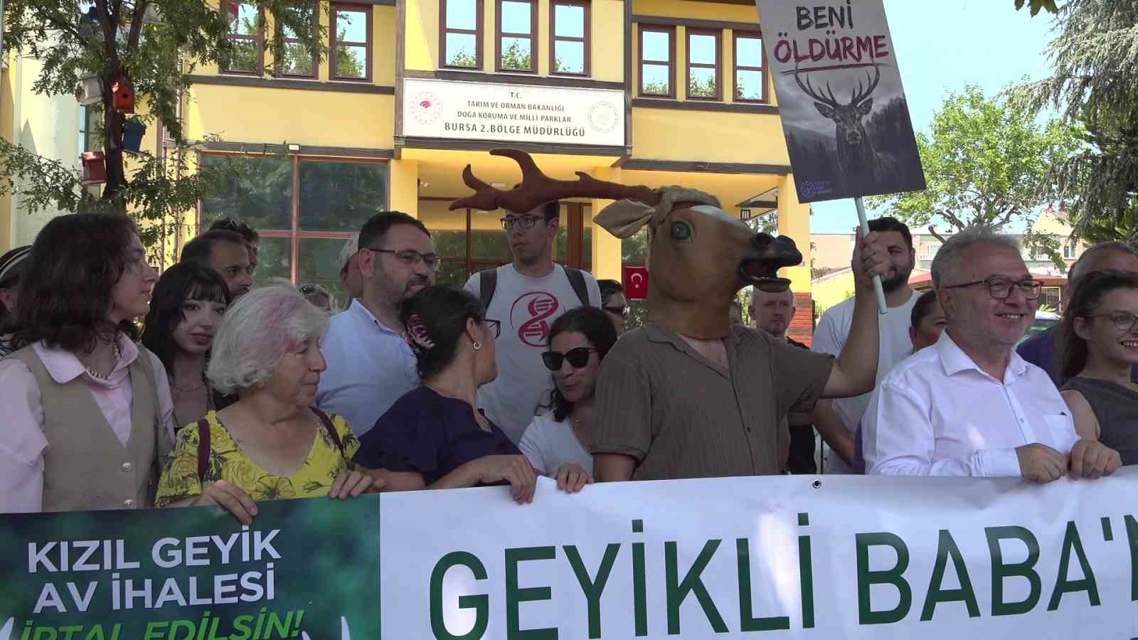 Bursa’da kızıl geyik av ihalesine geyik kostümlü protesto